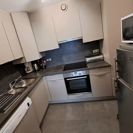 Apartment Spacious 3-bedroom Near The